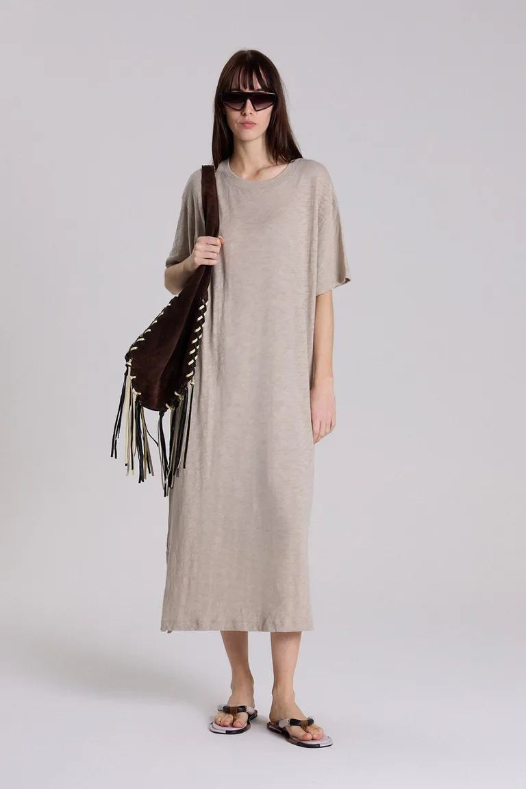Vestido largo de silueta amplia y escote redondo en beige de Maria Cher en Vestidos para argentina