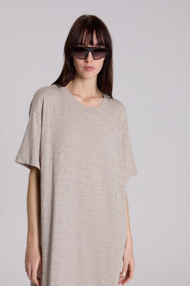 Vestido largo de silueta amplia y escote redondo en beige de Maria Cher en Vestidos para argentina