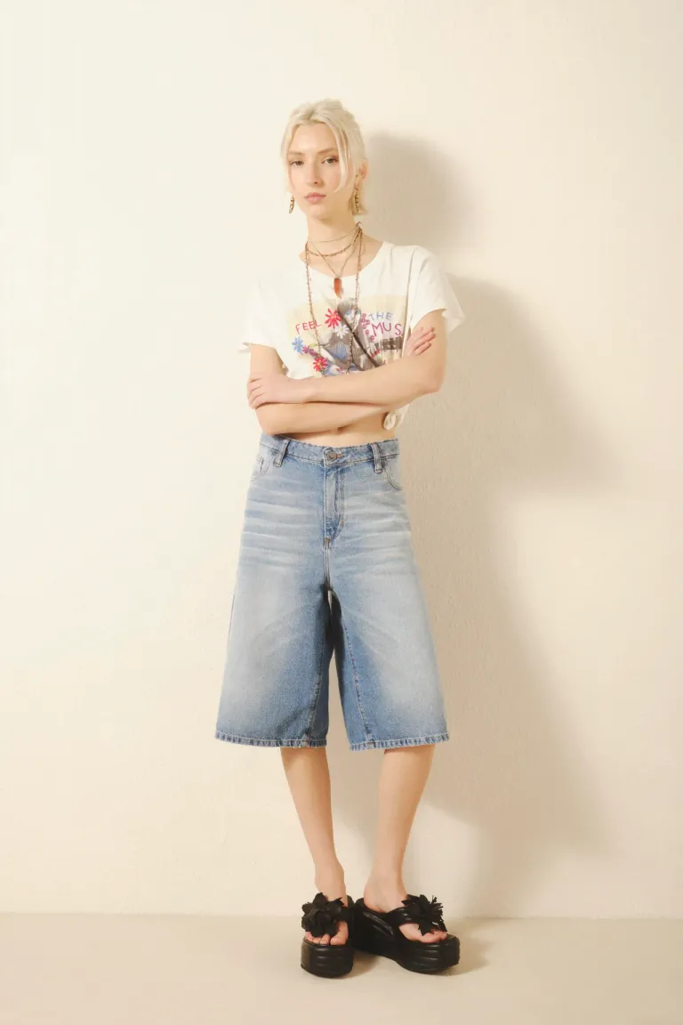 Bermuda denim tiro medio-alto estilo boyfriend con desgaste y roturas de Rapsodia en Shorts para argentina
