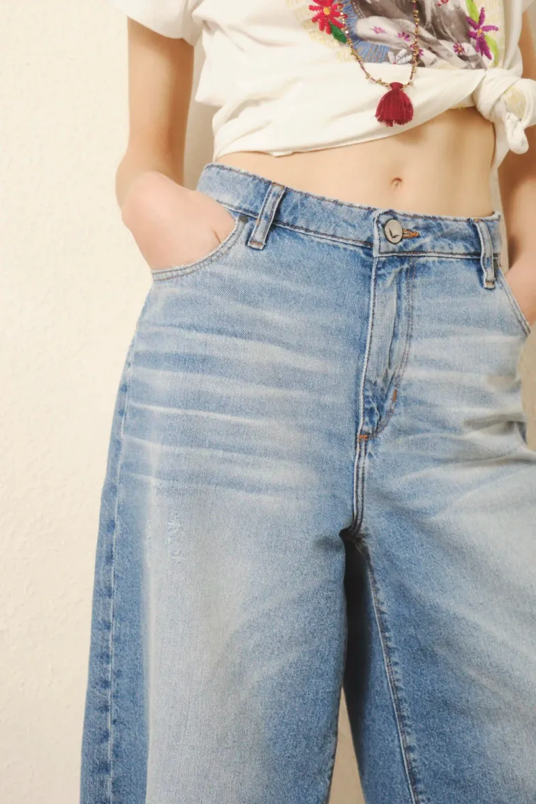 Bermuda denim tiro medio-alto estilo boyfriend con desgaste y roturas de Rapsodia en Shorts para argentina