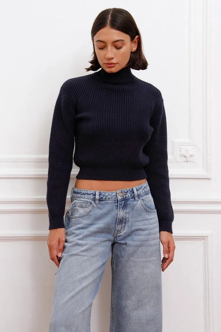 Sweater tejido con cuello tipo polera y calce anatómico de largo a la cadera de Sofia Sarkany en Buzos y Sweaters para argentina