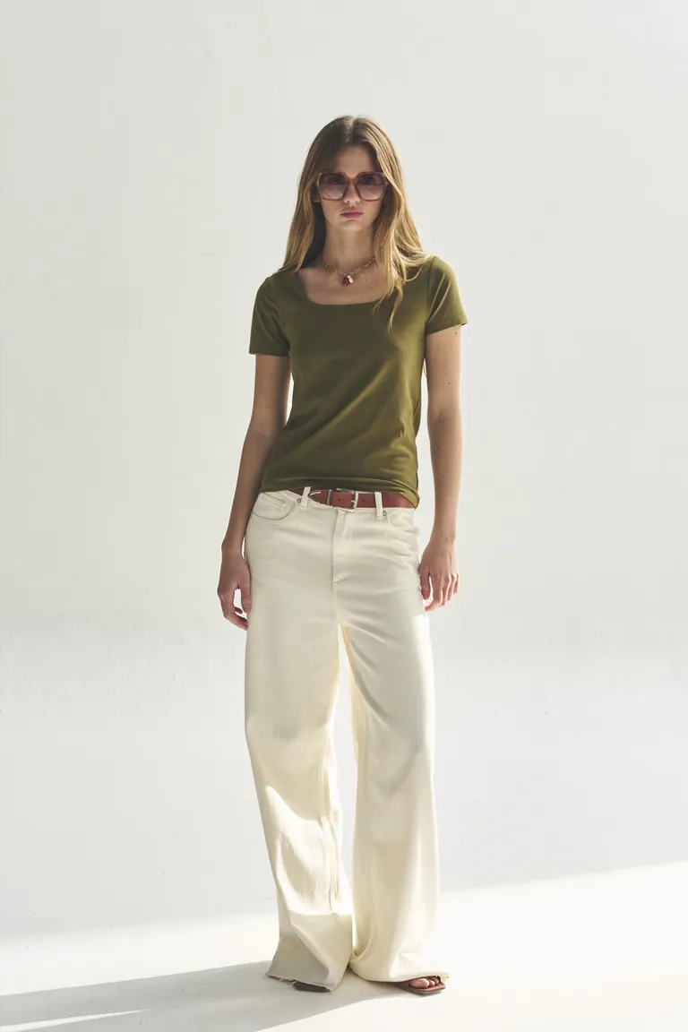 Remera de corte cuadrado en color verde, una prenda básica y versátil para el guardarropa femenino de Akiabara en Remeras para argentina