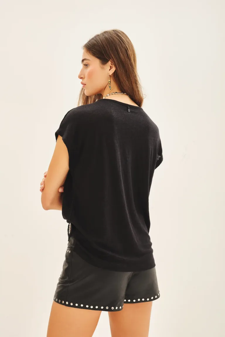 Remera de lino negra con detalles brillantes y moldería suelta de Rapsodia en Remeras para argentina