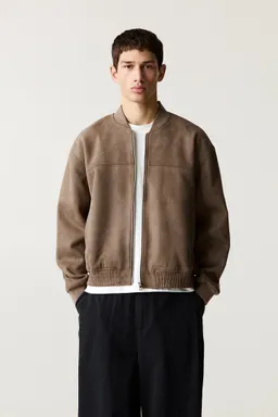Campera bomber gamuza sintética de Pull&Bear en Abrigos y Camperas para argentina