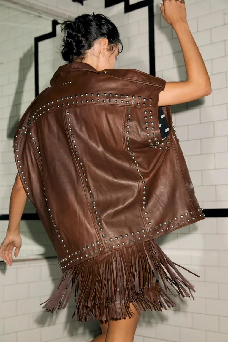 Chaleco oversize de cuero sintético con remaches decorativos en el delantero y espalda de Justaosadia en Chalecos para argentina