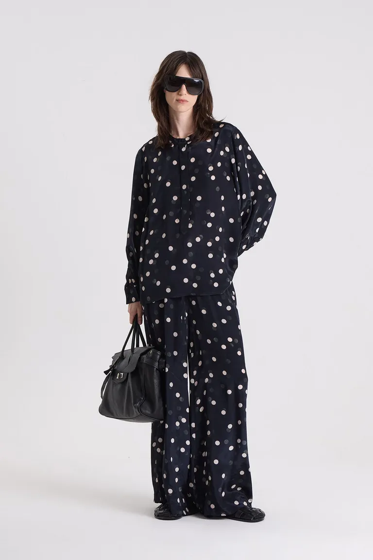 Camisa de corte recto y amplio con botones ocultos y estampado clásico para mujer de Maria Cher en Camisas para argentina