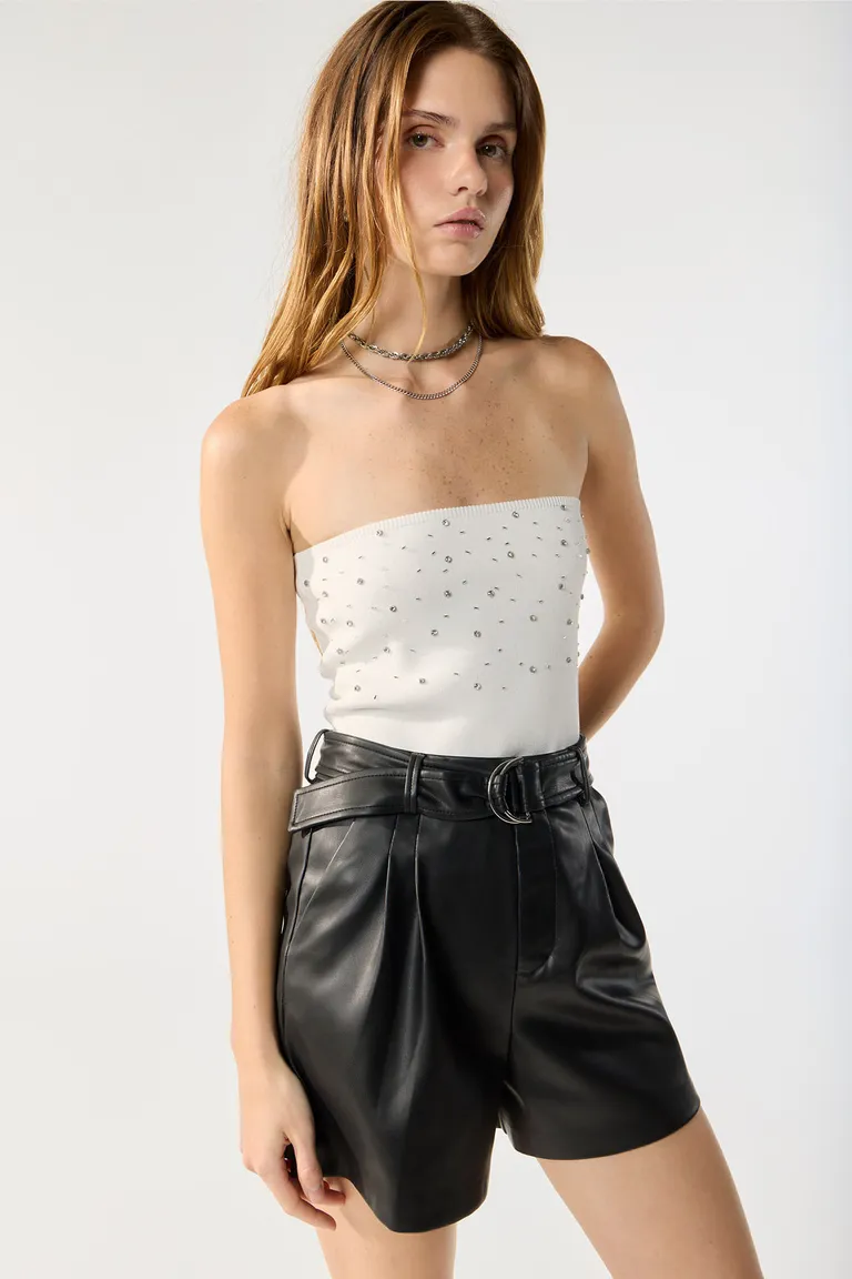 Top strapless con detalles de strass, perfecto para ocasiones elegantes de Cuesta Blanca en Tops para argentina