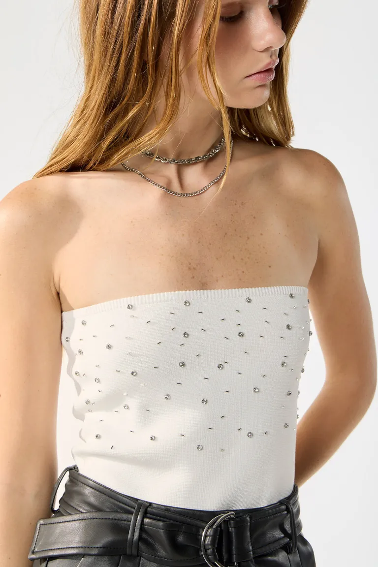 Top strapless con detalles de strass, perfecto para ocasiones elegantes de Cuesta Blanca en Tops para argentina