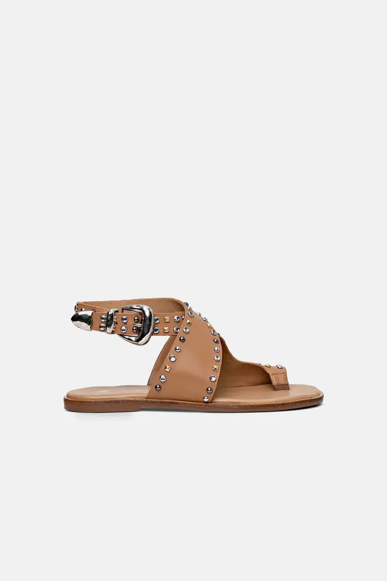 Sandalias bajas cruzadas con hebilla de ajuste y tachuelas en cuero de Justaosadia en Sandalias para argentina