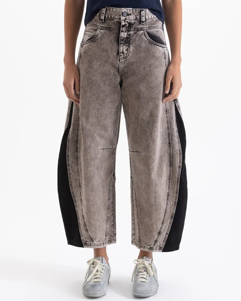 Pantalón slouchy de tiro medio con pinzas en rodillas y recortes curvos laterales de Jazmin Chebar en Pantalones para argentina