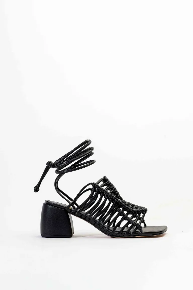 Sandalias romanas negras con tiras anudadas y taco ancho de 6 cm de Mishka en Sandalias para argentina