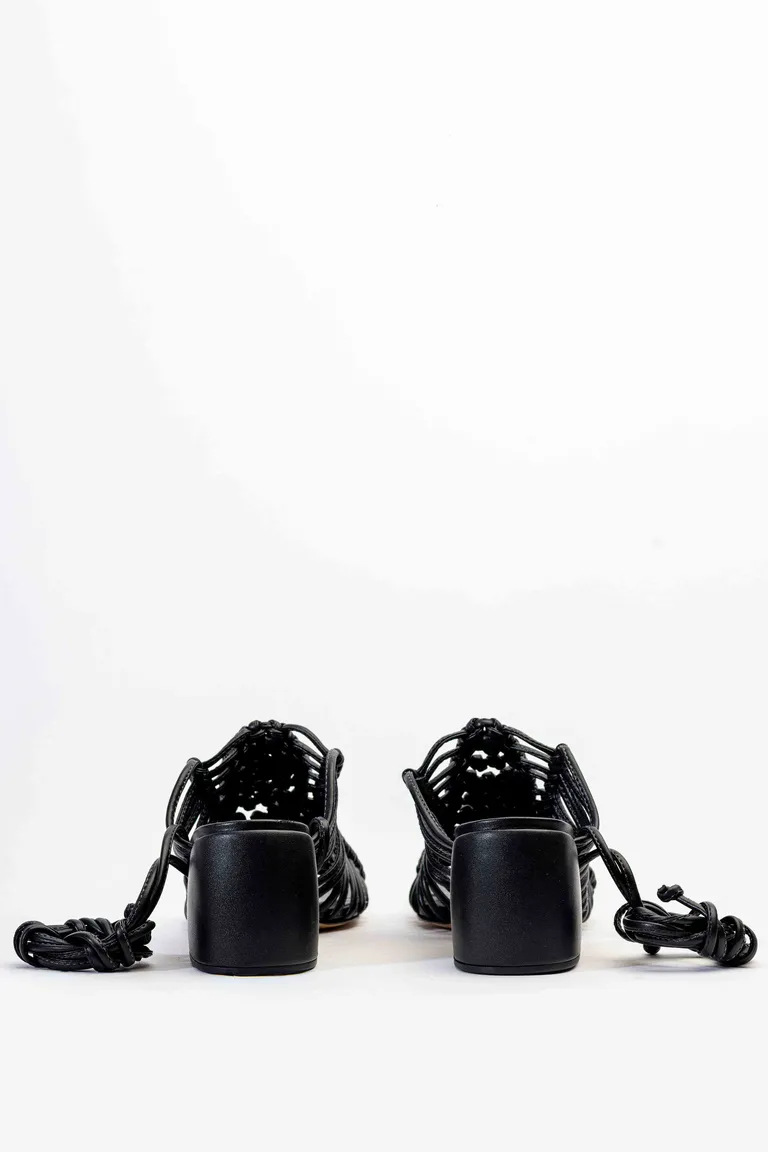 Sandalias romanas negras con tiras anudadas y taco ancho de 6 cm de Mishka en Sandalias para argentina