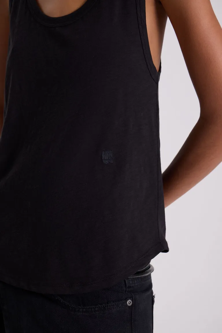 Remera negra de algodón peruano con costuras a tono y escote redondo de Maria Cher en Remeras para argentina
