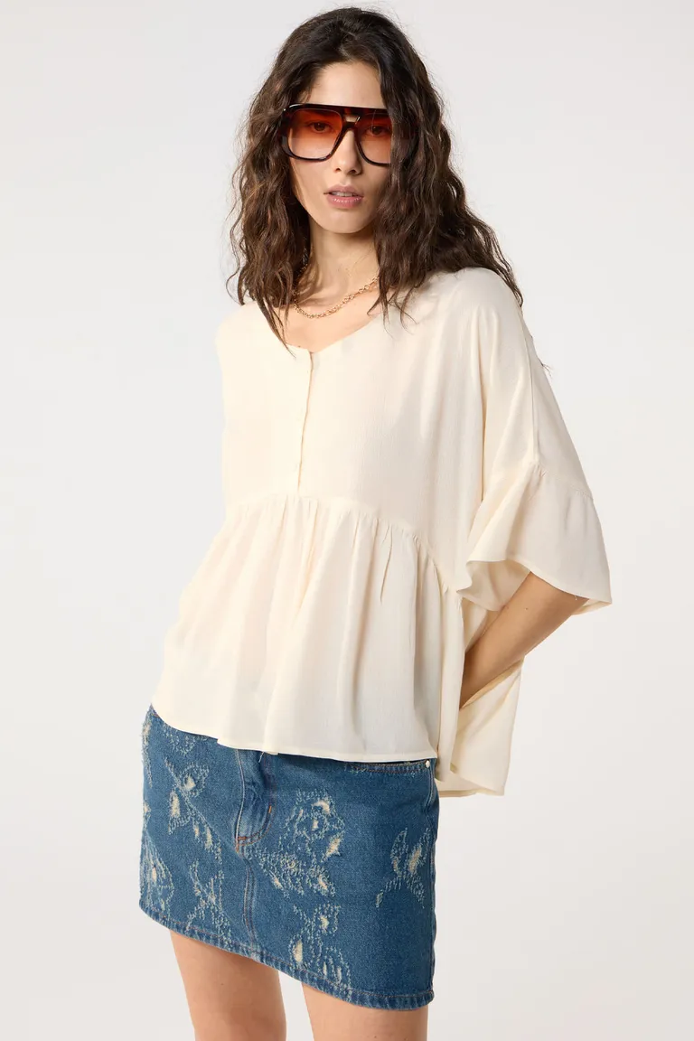 Blusa holgada de líneas elegantes y acabados delicados de Cuesta Blanca en Blusas para argentina