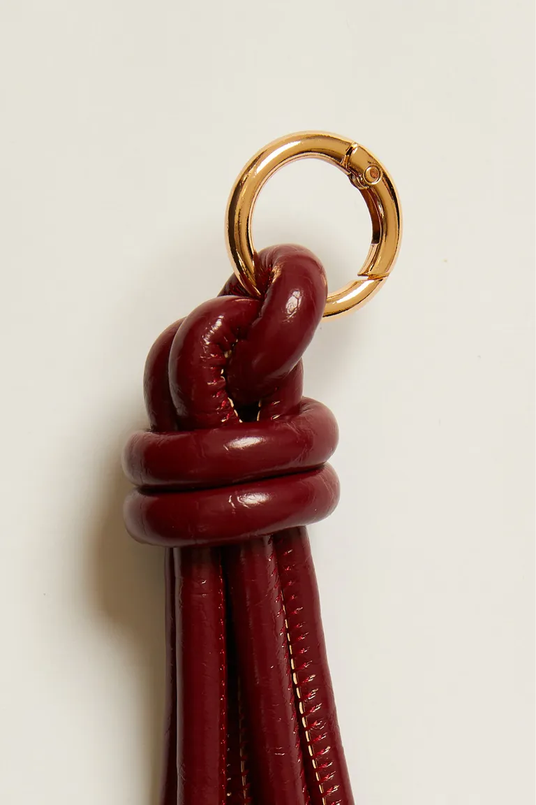 Llavero de cuero ecológico con detalles metálicos y nudos decorativos de Tucci en Llaveros para argentina