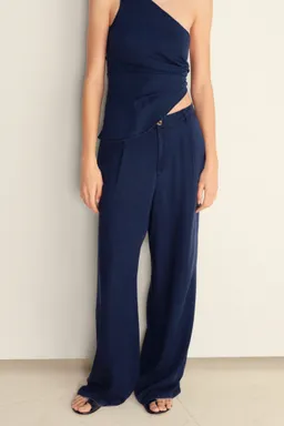 Pantalón wideleg lyocell pinzas de Mango en Pantalones para argentina