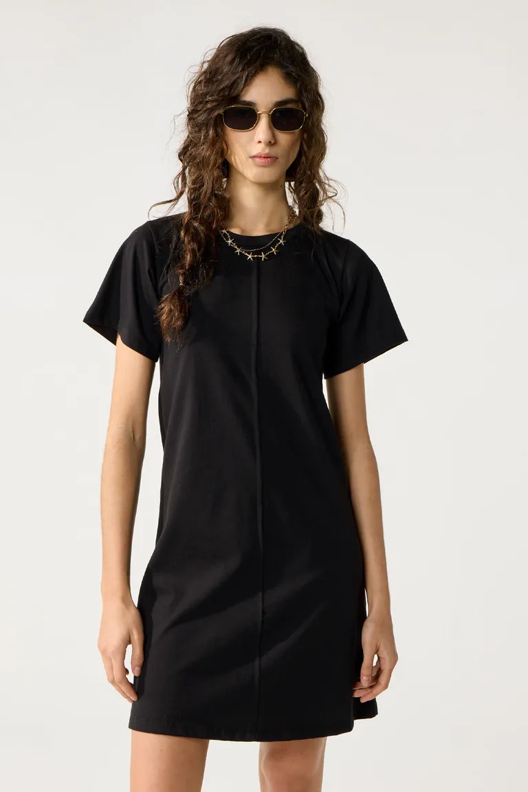 Vestido corto en jersey negro con detalles superpuestos en el frente y la espalda de Cuesta Blanca en Vestidos para argentina