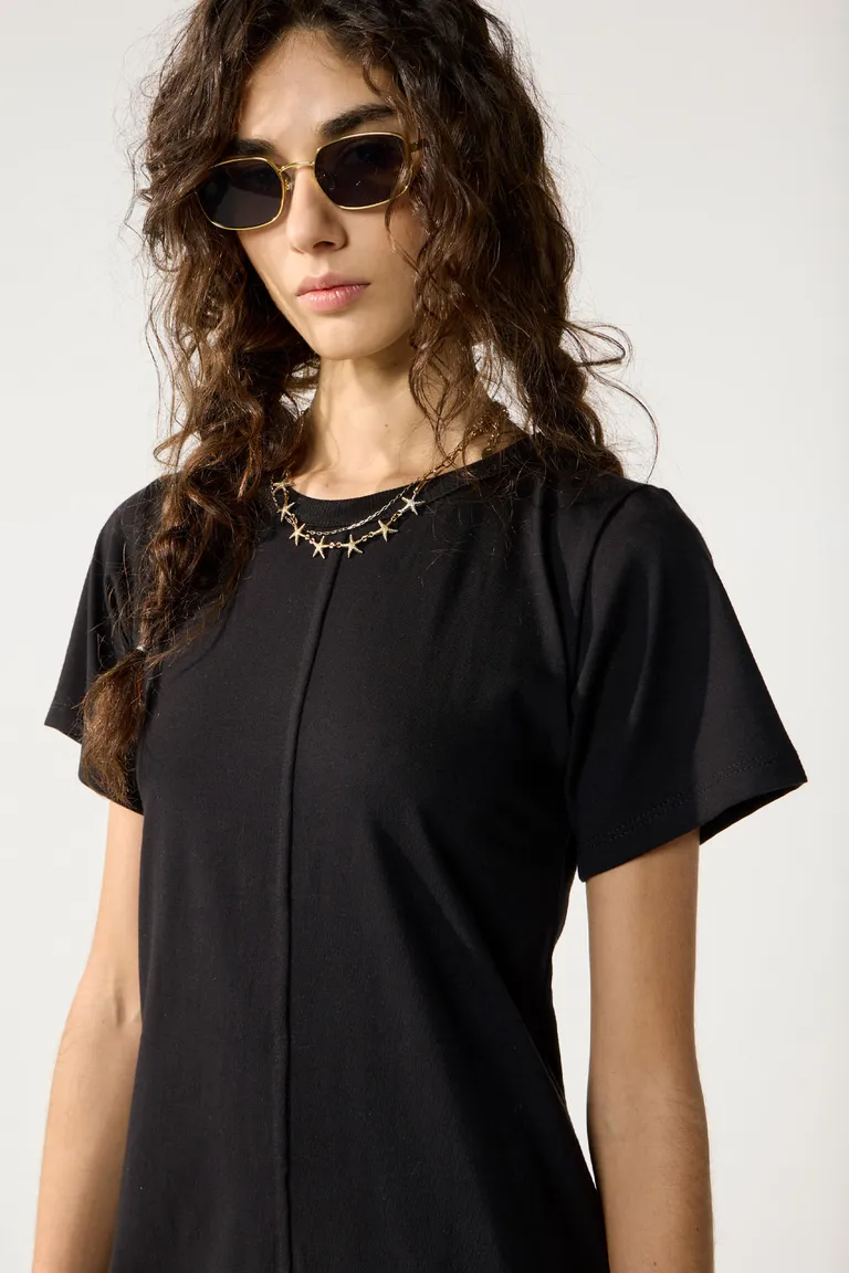 Vestido corto en jersey negro con detalles superpuestos en el frente y la espalda de Cuesta Blanca en Vestidos para argentina