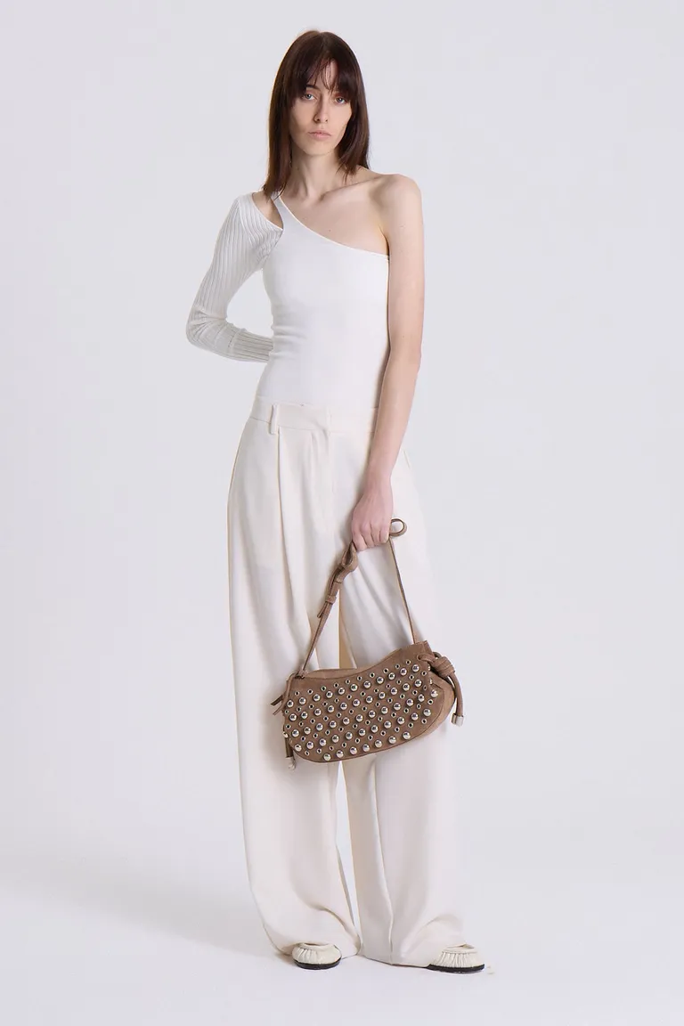 Top de un solo hombro en un suave tono blanco, para looks elegantes y femeninos de Maria Cher en Tops para argentina