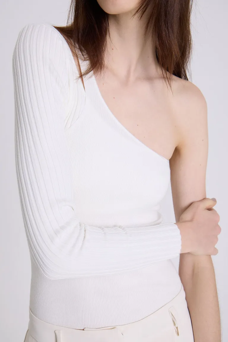 Top de un solo hombro en un suave tono blanco, para looks elegantes y femeninos de Maria Cher en Tops para argentina