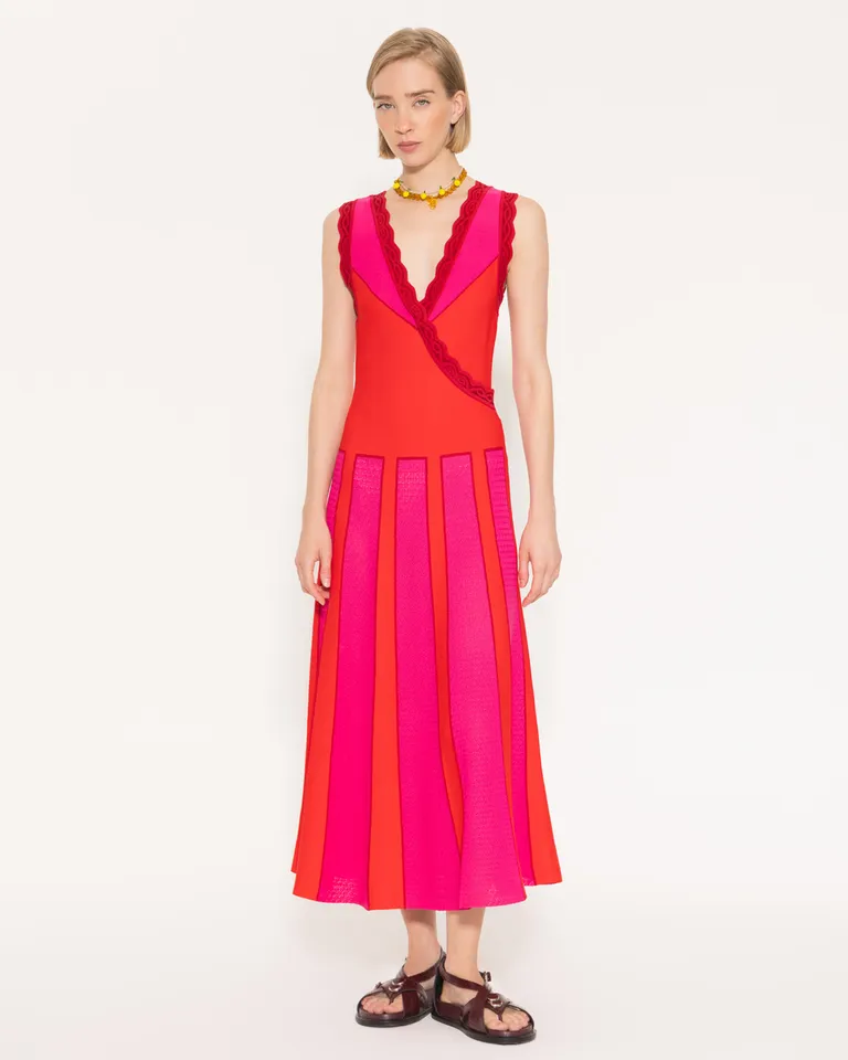 Vestido rojo con diseño cruzado y falda amplia, ideal para cualquier evento de Jazmin Chebar en Vestidos para argentina