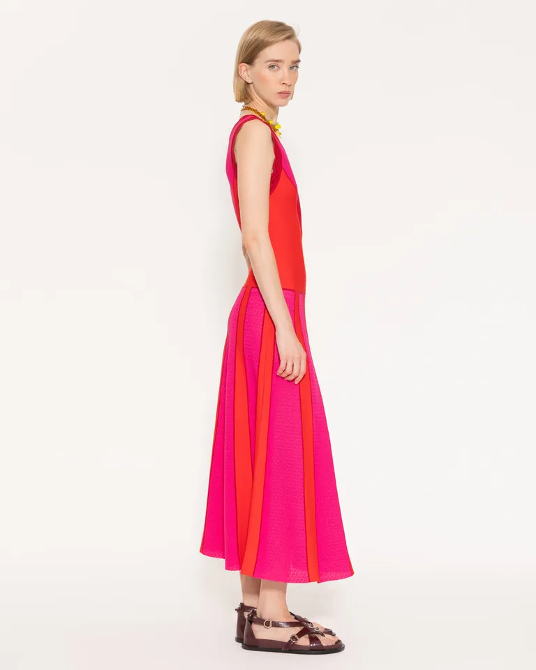 Vestido rojo con diseño cruzado y falda amplia, ideal para cualquier evento de Jazmin Chebar en Vestidos para argentina