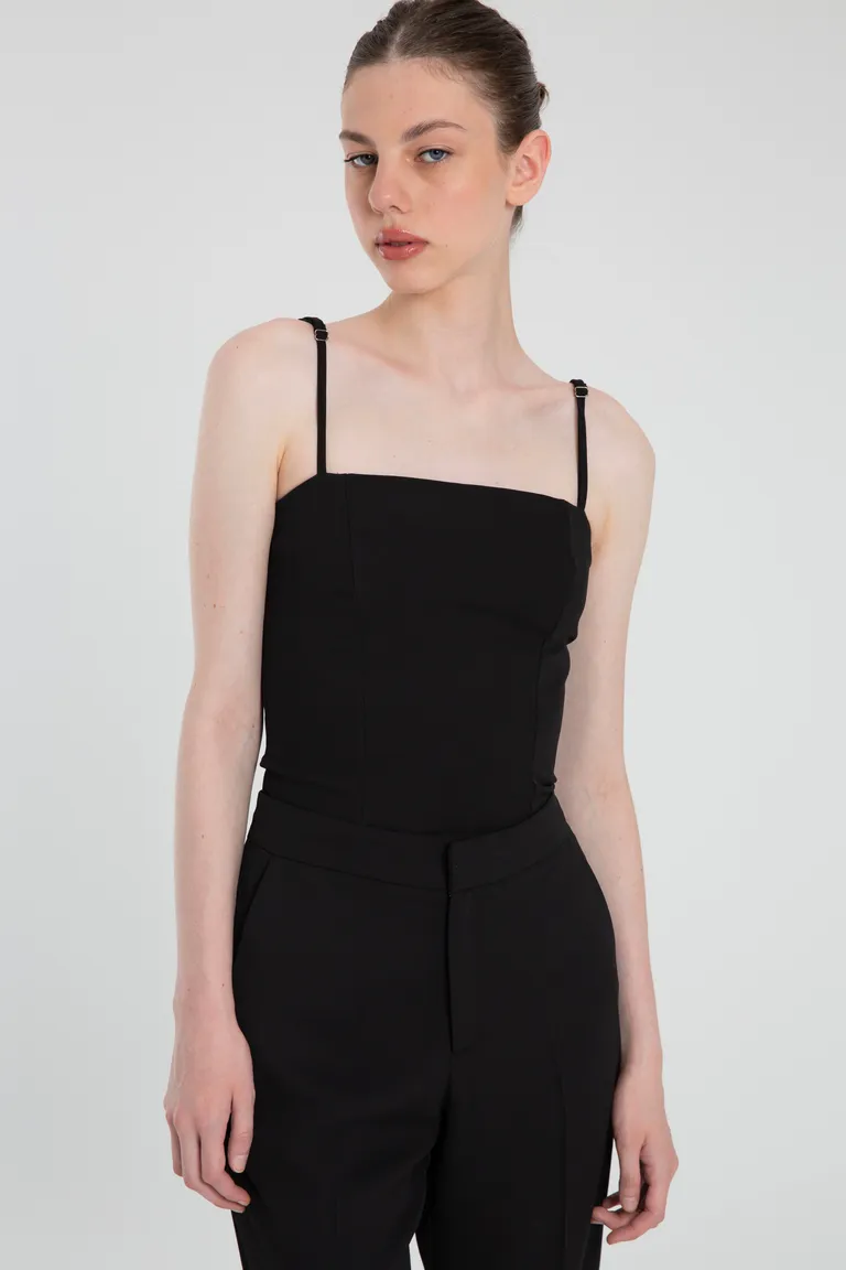 Top de crepe con escote recto y tirantes ajustables en color negro de Naíma en Tops para argentina