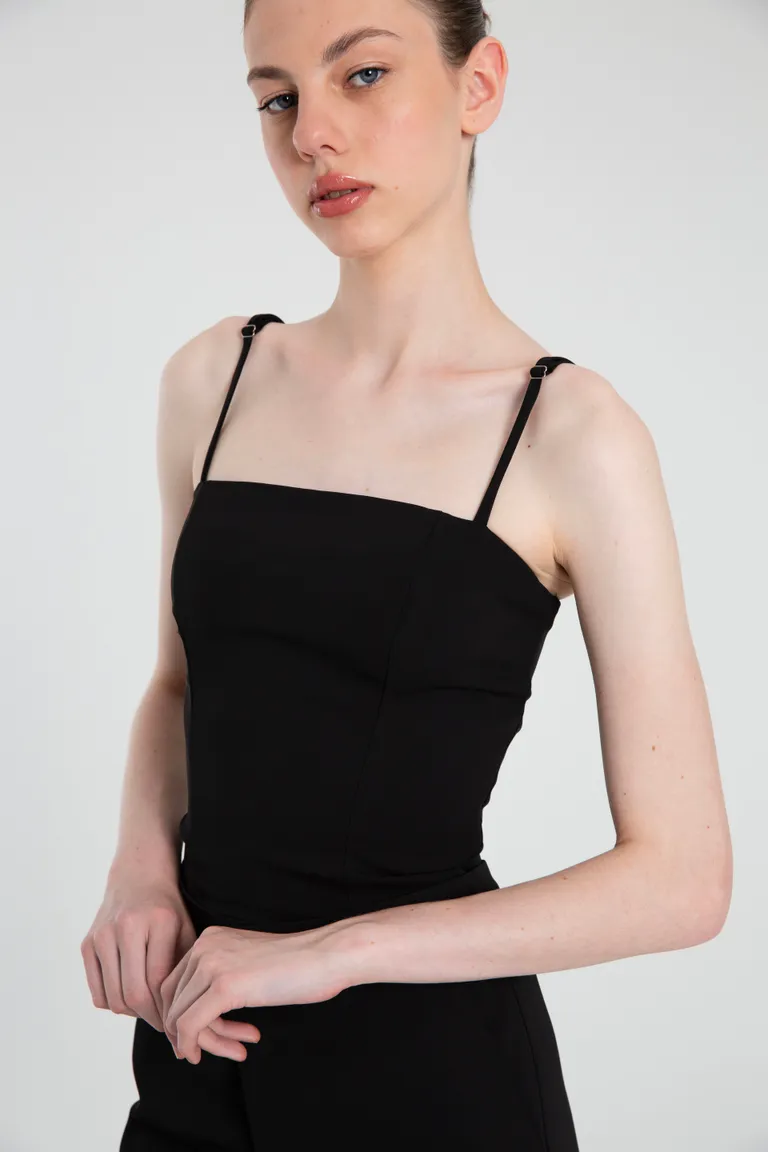 Top de crepe con escote recto y tirantes ajustables en color negro de Naíma en Tops para argentina