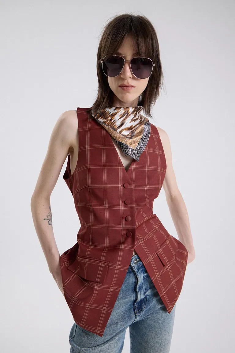 Chaleco sastrero con diseño a cuadros, escote en v, cierre frontal de botones y bolsillos con tapa de Maria Cher en Chalecos para argentina