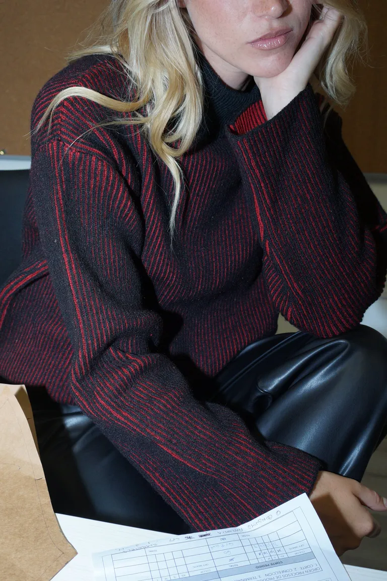 Sweater tejido con cuello alto y terminaciones en rib de Naíma en Buzos y Sweaters para argentina