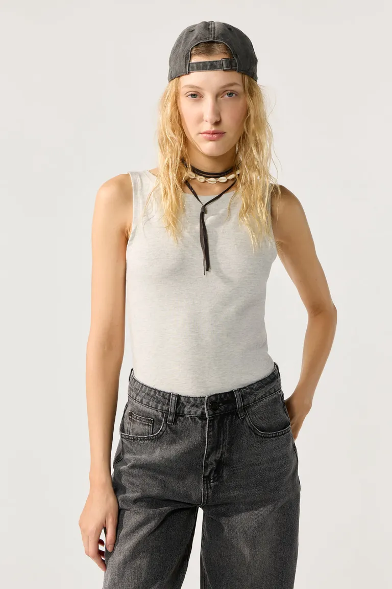 Top blanco sin mangas de corte ajustado y escote en bote para mujeres de Cuesta Blanca en Tops para argentina