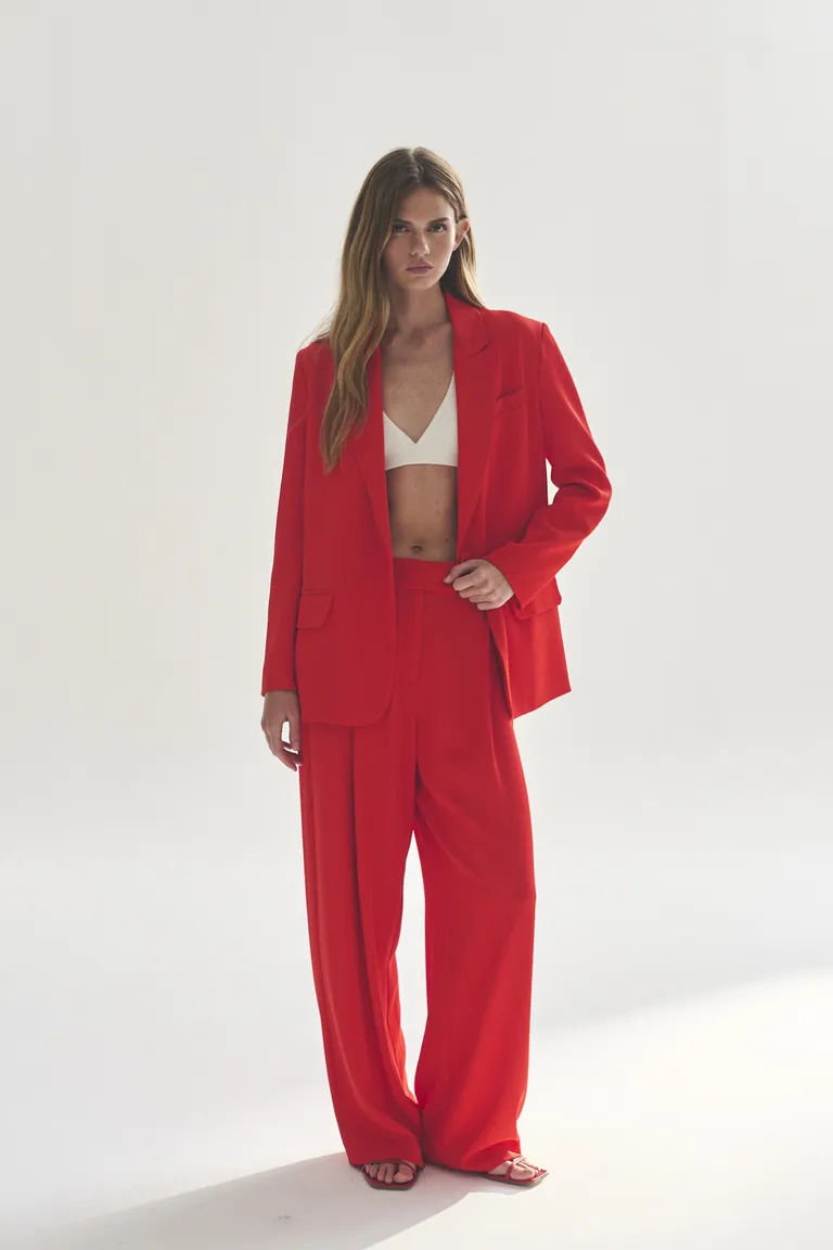 Elegante blazer rojo de corte clásico, una pieza versátil para looks de moda de Akiabara en Blazers para argentina