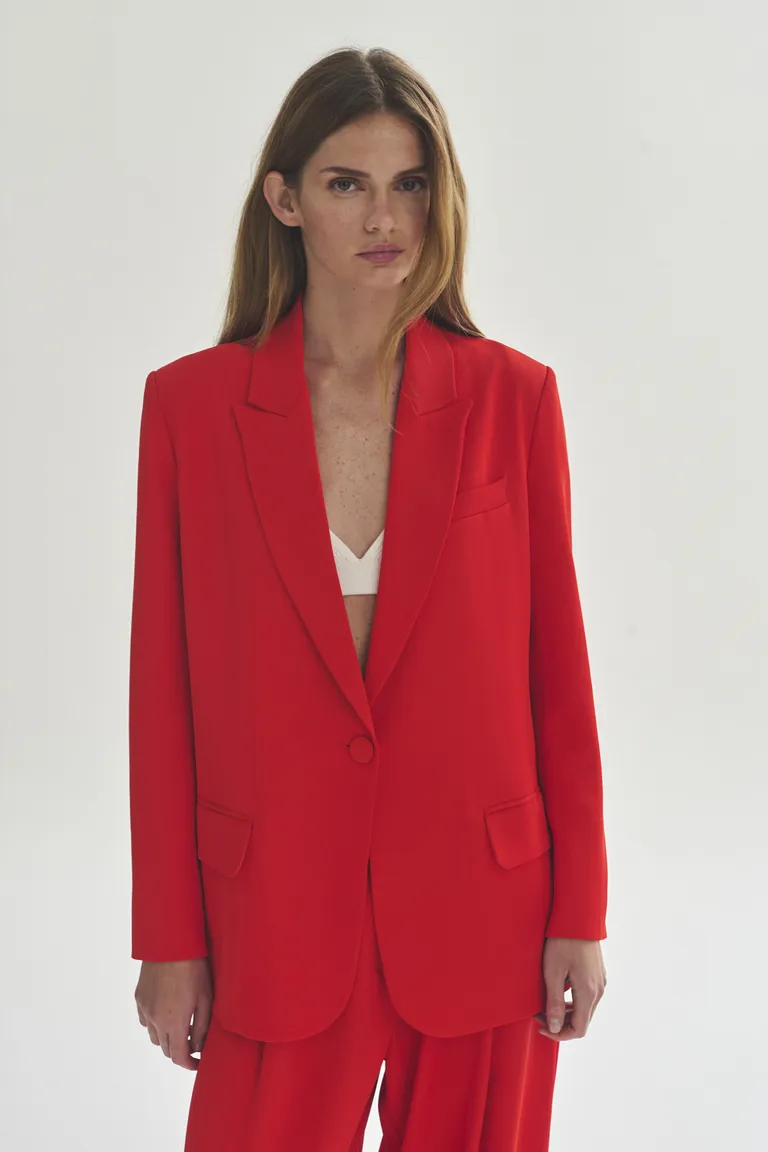 Elegante blazer rojo de corte clásico, una pieza versátil para looks de moda de Akiabara en Blazers para argentina