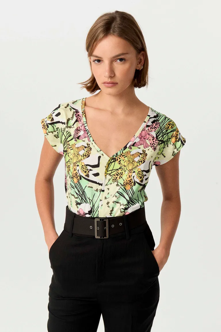 Elegante remera femenina de jacquard con diseño estampado y ajuste relajado de Markova en Remeras para argentina