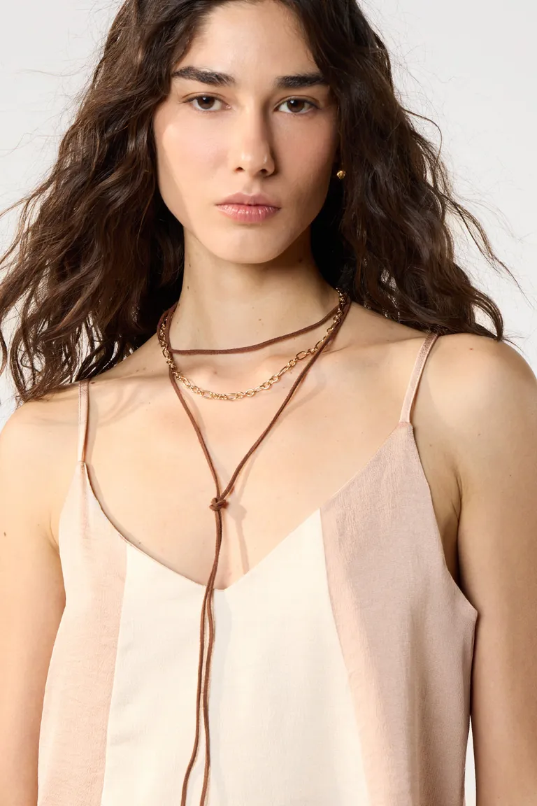Top de seda beige con escote en V y tirantes ajustables de Cuesta Blanca en Tops para argentina