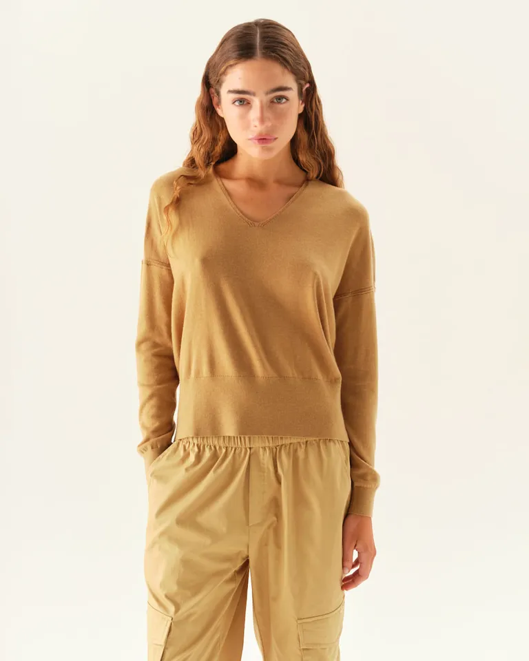 Sweater femenino con escote en v, mangas largas y terminaciones ajustadas en puños y bajo de Furzai en Buzos y Sweaters para argentina