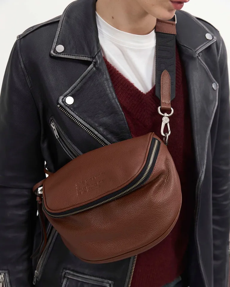 Bandolera suave de cuero granulado, un bolso de mano femenino y sofisticado de Prüne en Bolsos y Carteras para argentina