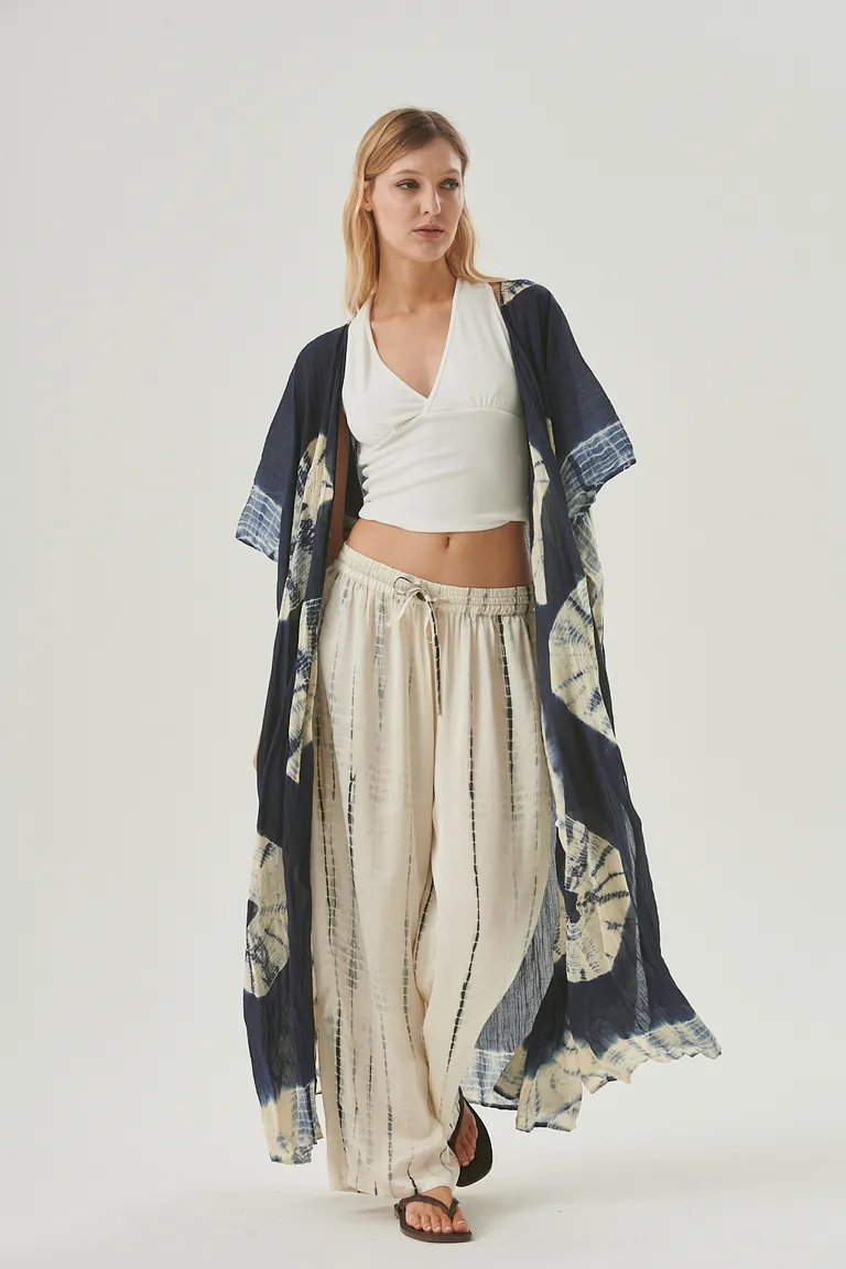 Kimono de diseño bohemio con estampa batik artesanal y corte fluido ideal para días cálidos de Sweet en Kimonos para argentina