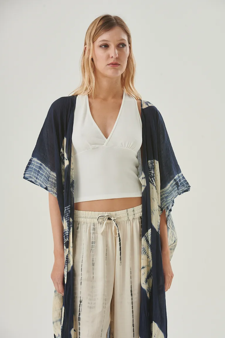 Kimono de diseño bohemio con estampa batik artesanal y corte fluido ideal para días cálidos de Sweet en Kimonos para argentina