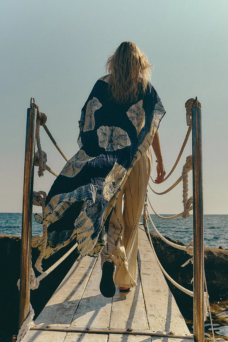 Kimono de diseño bohemio con estampa batik artesanal y corte fluido ideal para días cálidos de Sweet en Kimonos para argentina