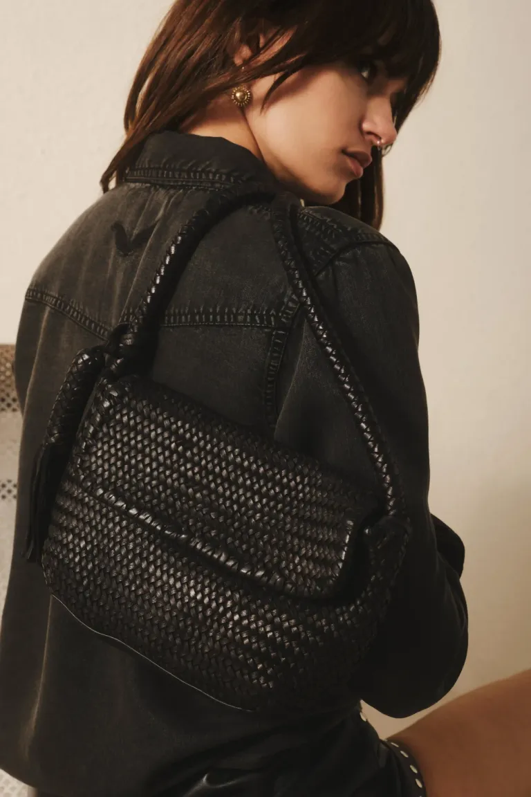 Cartera de cuero negro trenzada con cierre metálico y amplio interior forrado de Rapsodia en Bolsos y Carteras para argentina