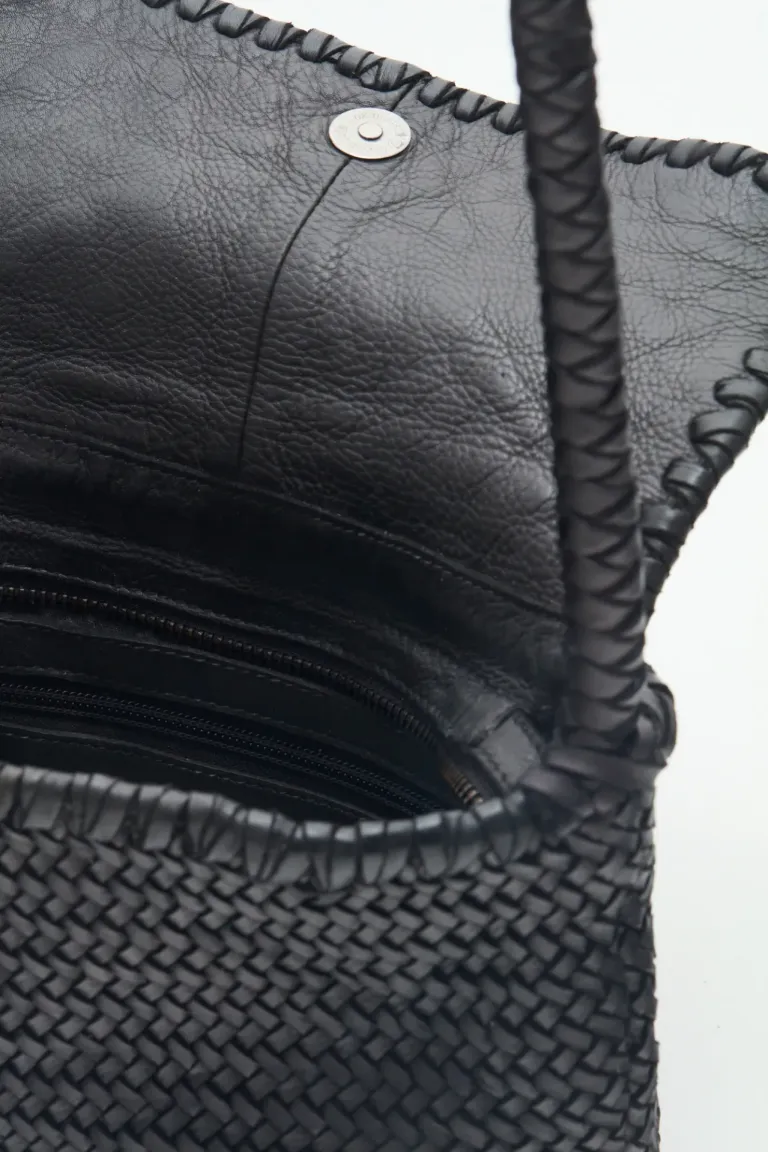 Cartera de cuero negro trenzada con cierre metálico y amplio interior forrado de Rapsodia en Bolsos y Carteras para argentina