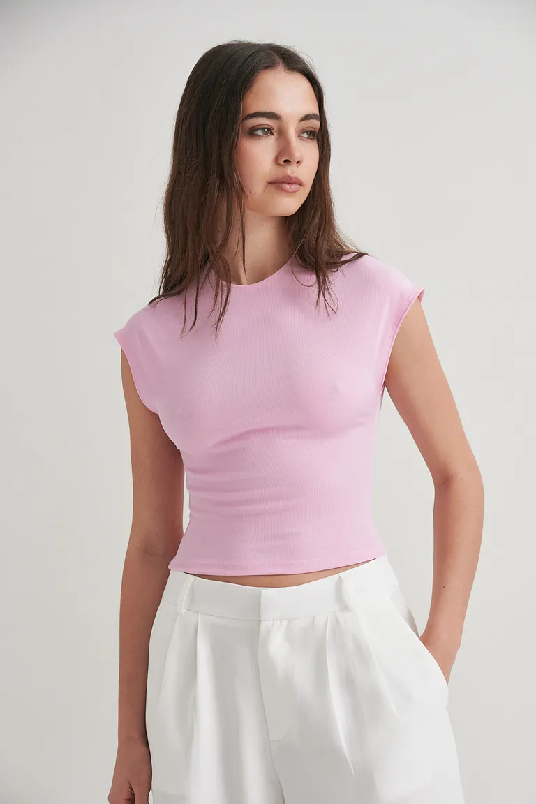 Remera de corte ajustado con textura acanalada - Prenda versátil y cómoda de Sweet en Remeras para argentina