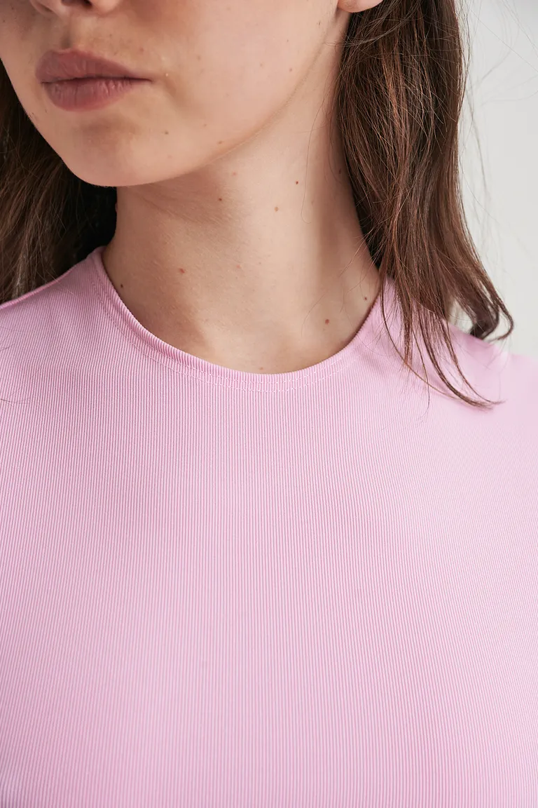 Remera de corte ajustado con textura acanalada - Prenda versátil y cómoda de Sweet en Remeras para argentina