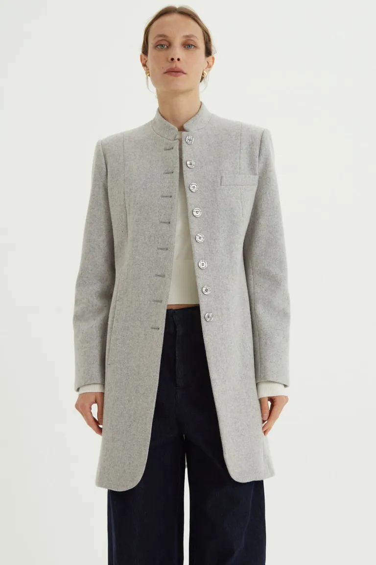 Tapado entallado de corte recto con cuello mao y cierre frontal con botones de Las Pepas en Tapados para argentina