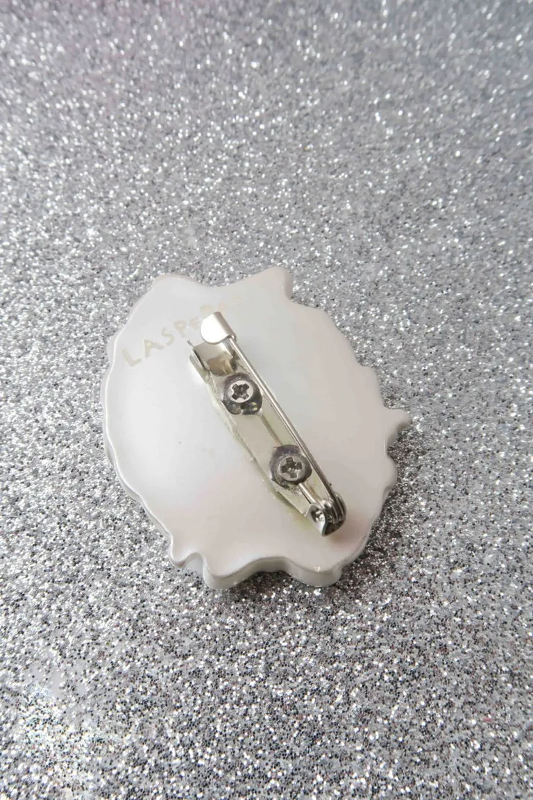 Pin decorativo con diseño de retrato de gatito en marco ornamental de Las Pepas en Bijouterie para argentina