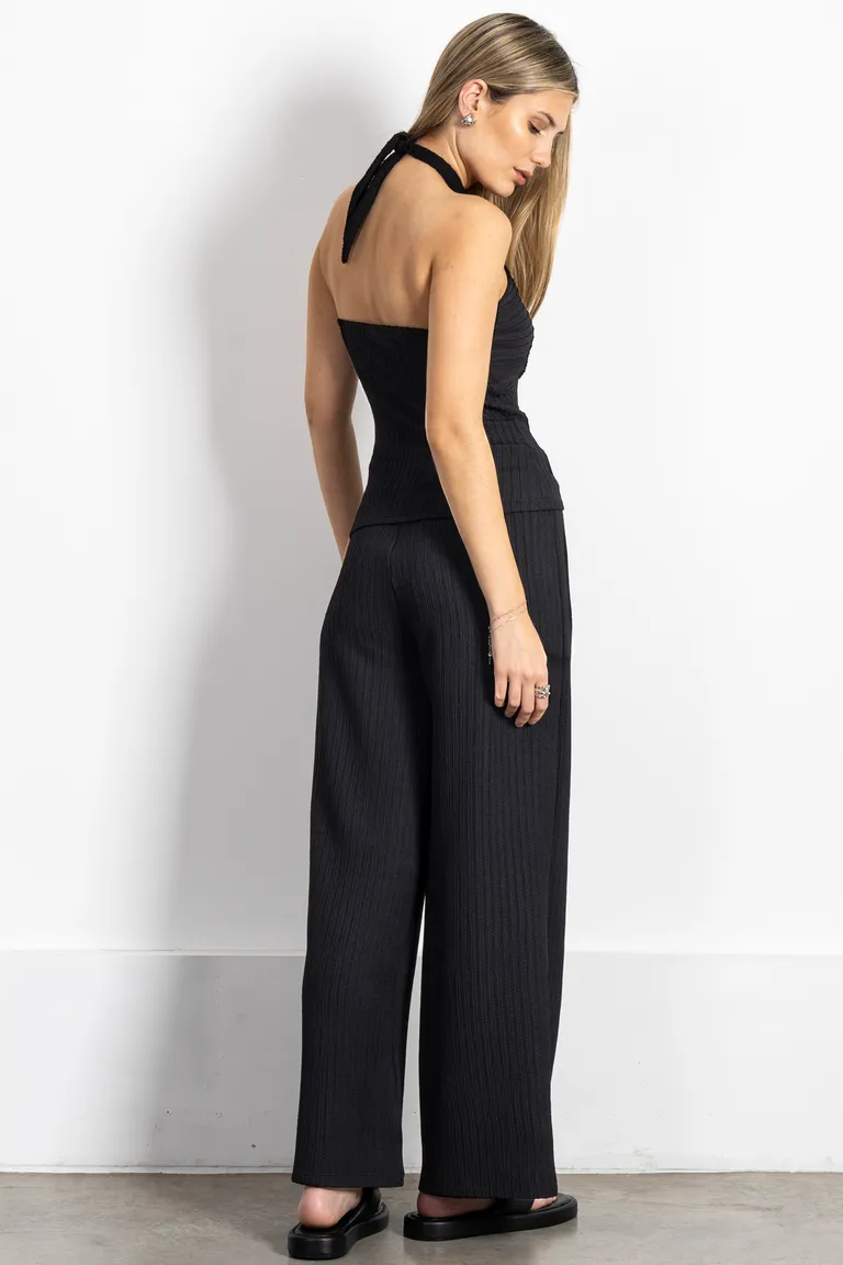 Remera negra arrugada con escote en avio metálico y corte en el centro del corpiño de Kill en Remeras para argentina