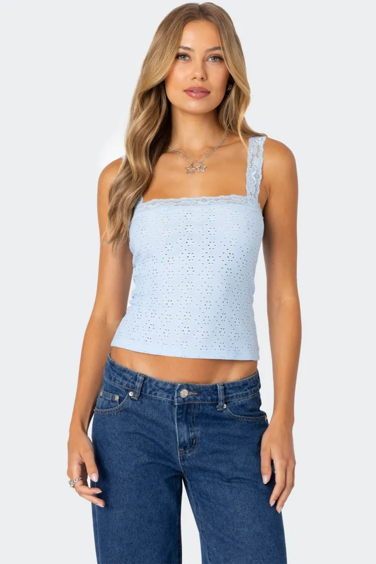 Musculosa ojalillos encaje virginia de Edikted en Tops para argentina