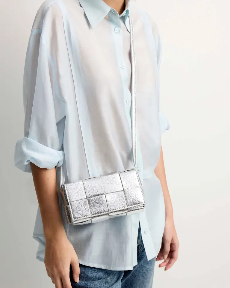 Cartera trenzada en efecto cuero metalizado con cierre magnético y manija regulable de Prüne en Bolsos y Carteras para argentina