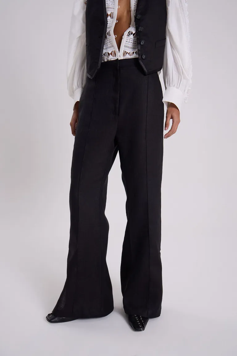 Pantalón negro de lino con diseño bootcut y detalles de bolsillos de Maria Cher en Pantalones para argentina